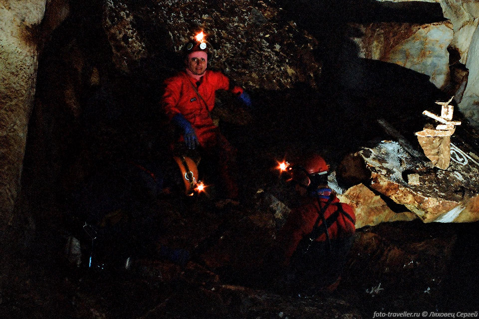 Пещера Медвежий Колодец имеет глубину 90 м и соединяется внизу 
с пещерой Пропащая Яма