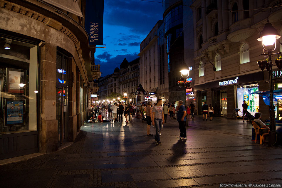 Вечерний Белград.
Вечером в Белграде на улицах много гуляющих.