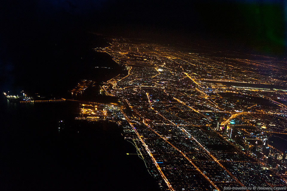 Летели с пересадкой в Дубае (ОАЭ).
Очень сильно заметен контраст между сильно освещенным Дубаем и темным Коломбо.