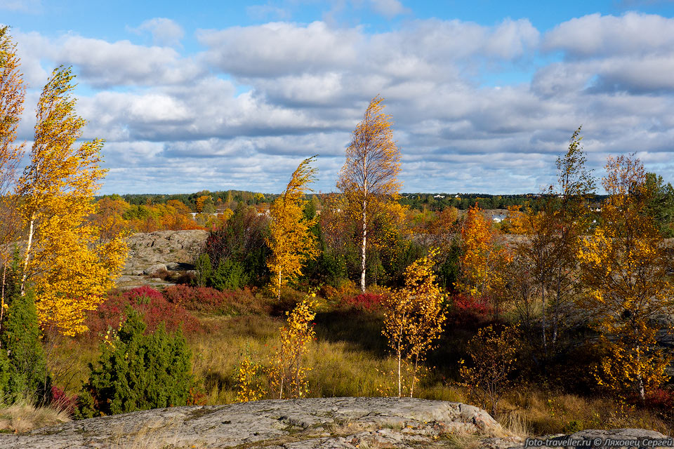 Разноцветные березы, красная трава, валуны, сосны, изрезанная 
береговая линия, острова, проливы.
Природа тут весьма красочная. В 1922 году усадьба Култаранта на острове Луоннонмаа
стала официальной летней резиденцией Президента Финляндии.