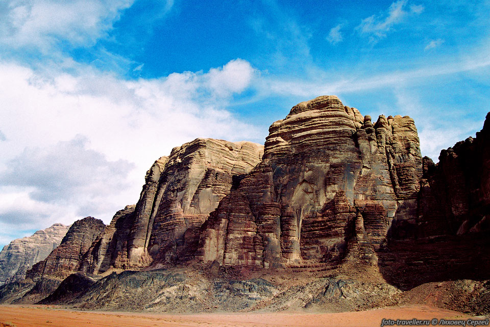 Одна из гор пустыни, Джебель Рам, достигает в высоту 1750 метров 
и является самой высокой точкой Иордании