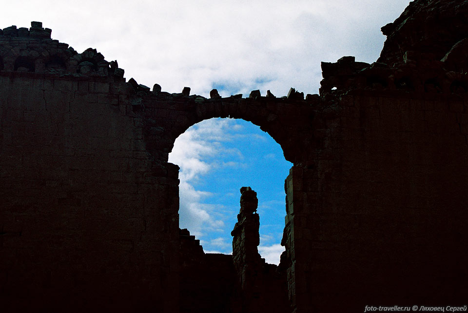 Видны следы присутствия в Петре римлян это остатки колоннады и 
триумфальная арка.
Постройки построенные традиционным способом  слабо сохранились
 в отличие от прекрасно сохранившихся вырубленных в скале.