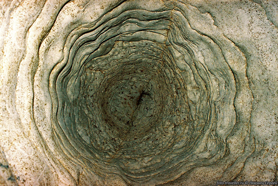 Говорят, что пещеры Амбони (Amboni Caves) представляют собой 
самую большую подземную систему в Восточной Африке. По слухам длина ходов достигает 
200 км. Существуют выходы в районах городов Найроби и Момбаса в Кении, а также в 
районе Килиманджаро. В целях безопасности правительство Танзании перекрыла доступ 
в эти проходы. 
Но в 1994 году иностранными спелеологами были проведены исследования, и оказалась, 
что самая большая пещера не превышает 900 метров в длину.