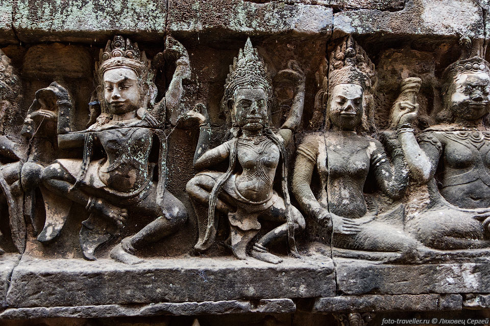 Терраса Прокаженного Короля (Terrace of Leper King) в Ангкор Тхом 
была построена в конце 12 века в период правления
императора Джаявармана VII. Терраса украшена барельефами на драматические темы. 
Во время расчистки террасы была
обнаружена вторая стена с барельефами.