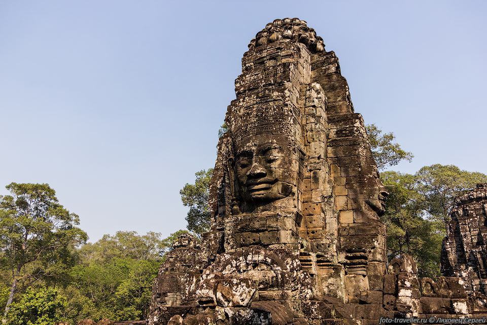 Четыре лица на каждой из башен являются изображениями Авалокитешвары 
и символизируют вездесущность императора.
Более 200 больших лиц, вырезанны на 54 башнях храма Байон.