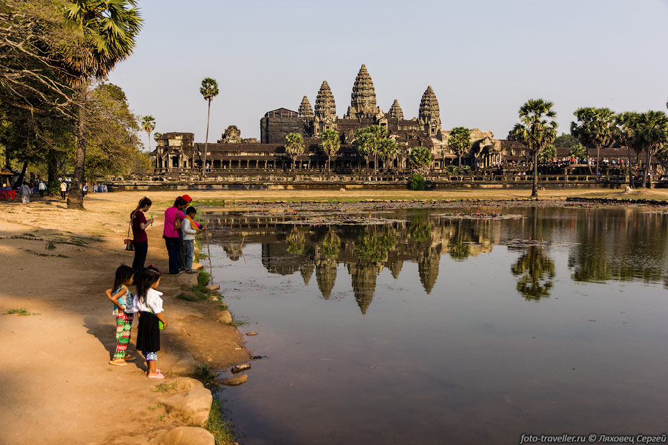 Высота Ангкор Вата от земли до вершины центральной башни 65 метров.
Храм состоит из трех уровней. Каждый последующий меньше и выше предыдущего.