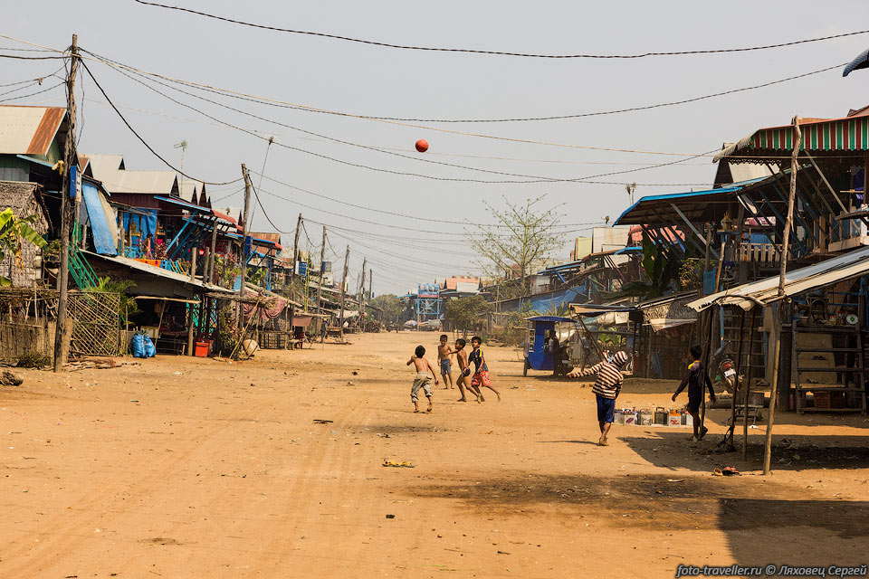В сезон дождей, вся эта улица в деревне Кампонг Пхлуг заливается 
водой