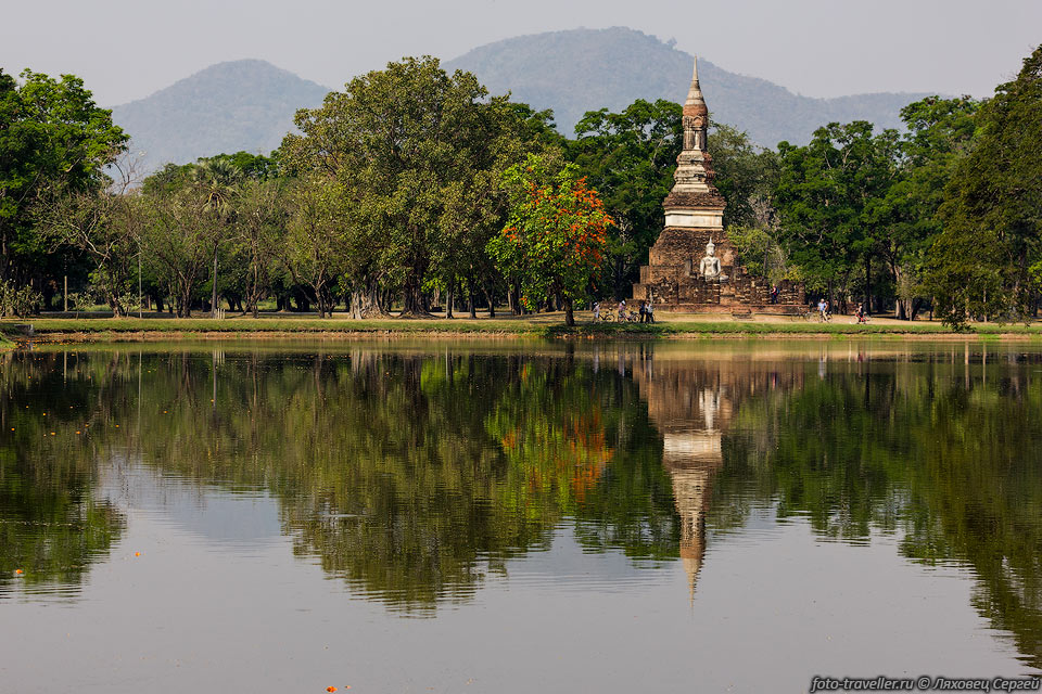 Ват Трапанг Нгоен (Wat Trapang Ngoeng) был построен в 14 веке 
примерно в то же время с Ват Махатхат.
Ват Трапанг Нгоен означает "храм серебряного озера".
 
