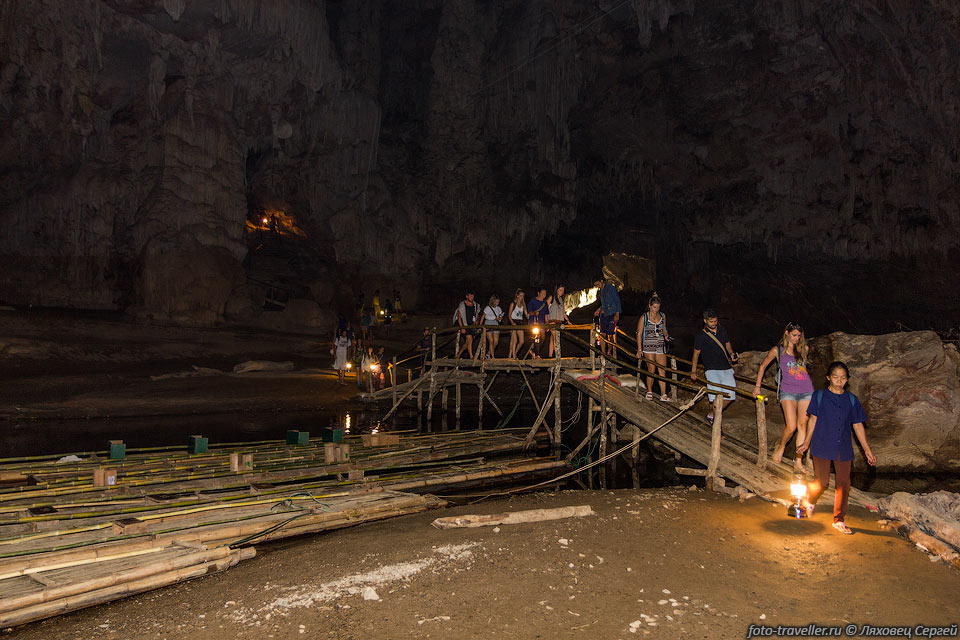 Мост через реку Ланг внутри пещеры Тхам Лот