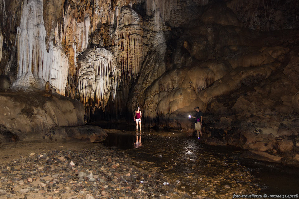Один из красивых залов в пещере Мае Лана