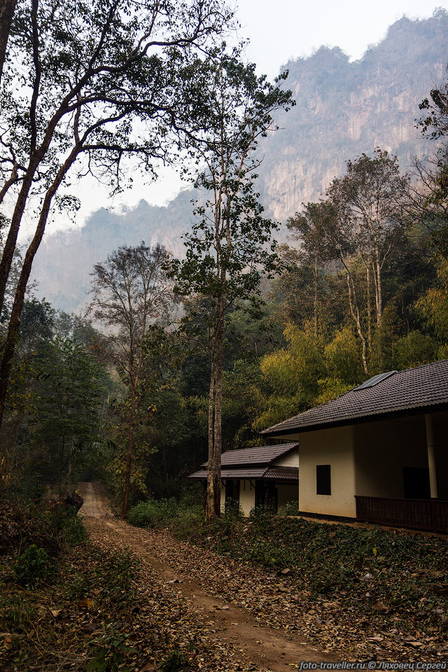 Неиспользуемые домики в конце дороги к пещере Мае Лана