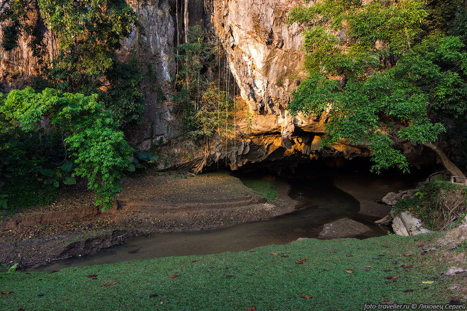 Вход в пещеру Мэй Усу имеет размеры 20х5 м