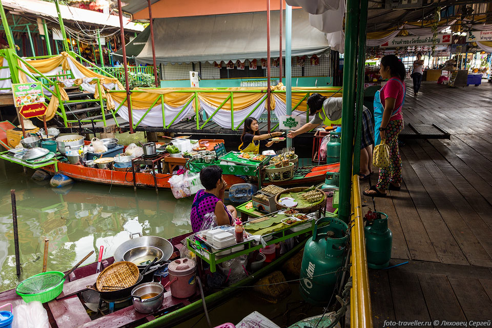 Плавучий рынок возле храма Ват Тха Ка Ронг (Wat Tha Ka Rong).
Буддийский храм основанный в 16 веке, расположен на южном берегу реки Чаупхрая в 
Аюттайе.