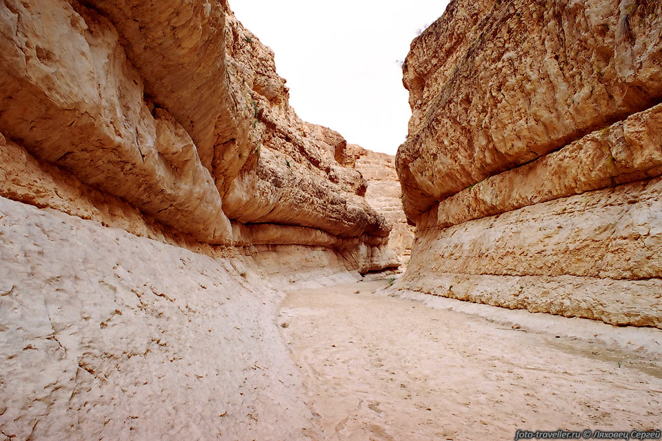 По форме каньон напоминает трубу без верха, с ровным дном из песка.

Ходить одно удовольствие.
