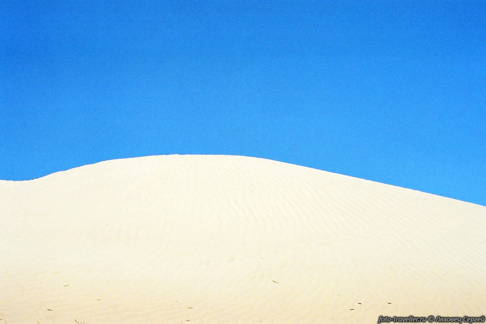 Только белый песок и голубое небо