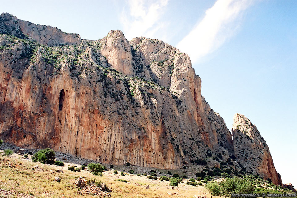 Скалы горы Джебель-Загуа. 
Где-то есть пещеры, но их тут тяжело искать. Нужно лазить по обрывам.