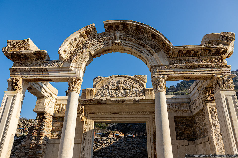 Храм Адриана в древнем городе Эфес.
Построен около 138 года н. э., посвящён императору Адриану.