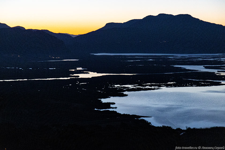 Закат солнца над рекой Дальян и озерами в долине реки