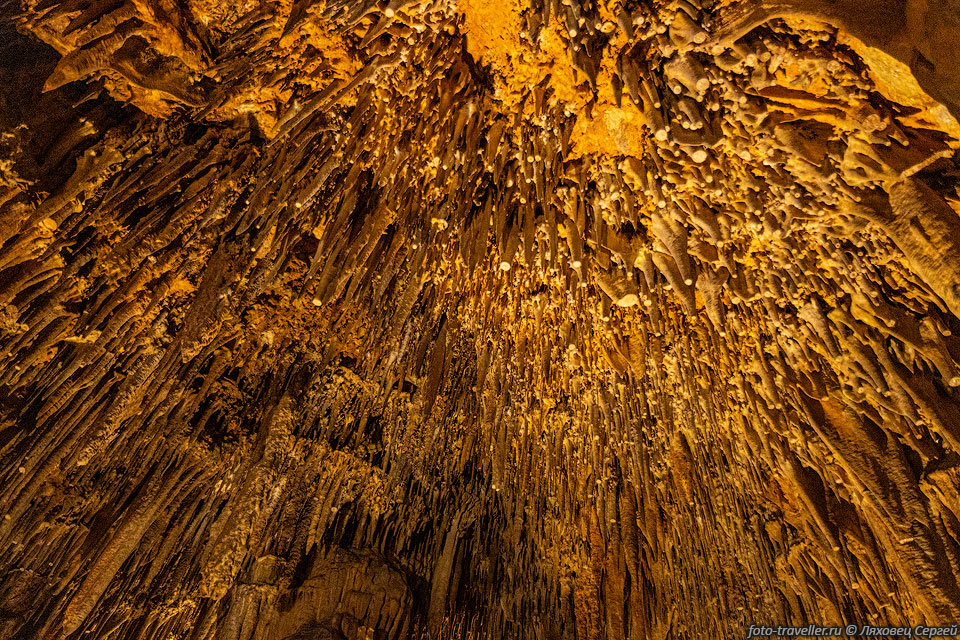 Вход в пещерау Дамлаташ (Damlatas Magarasi, Dripstone Cave) расположен 
прямо на пляже в городе Аланья.
В пещере достаточно много натечных образований.