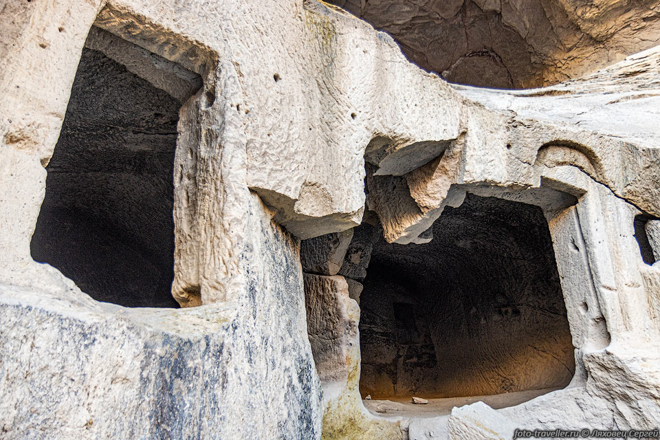 Бывшие помещения в стене каньона Ихлара