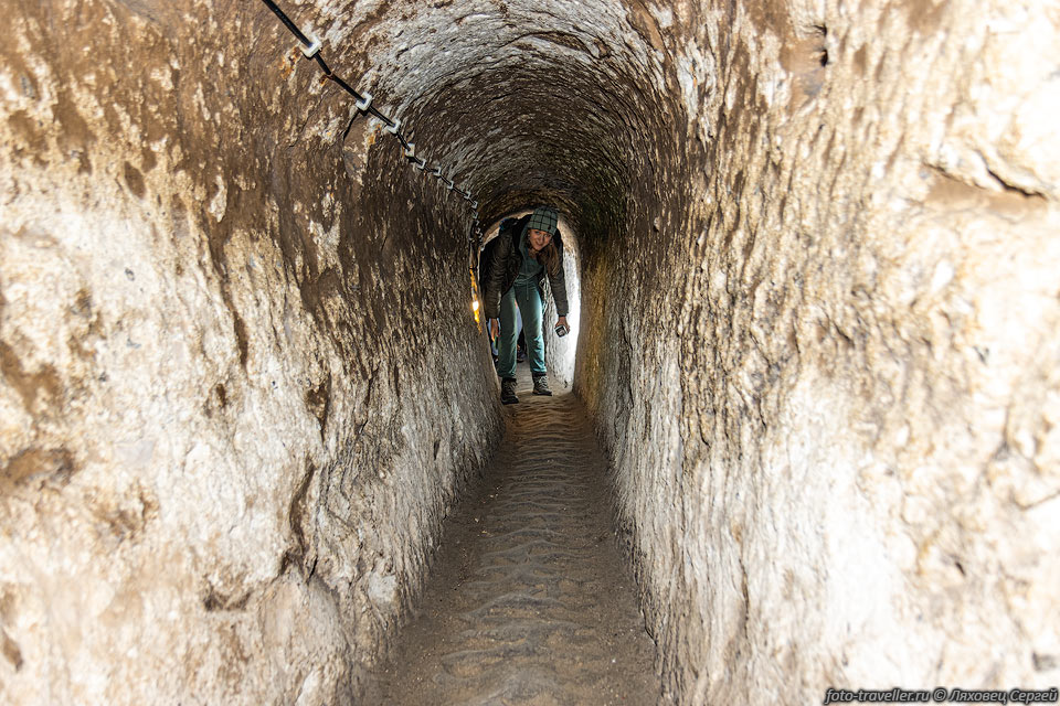 Вход находится в городке Деринкую, расположенном на плоскогорье 
высотой 1355 м над уровнем моря. Все залы и туннели достаточно хорошо освещаются 
и вентилируются. Температура внутри колеблется от 13 до 15 °C. 
