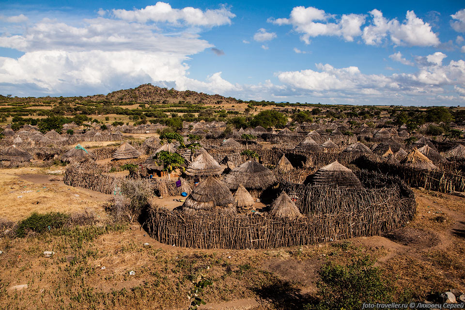 В Карамодже находится деревня Капелимору (Nakapelimoru, Kapelimoru) 
- самое большое поселение из хижин в Восточной Африке.
Население этого поселка около 20 тысяч человек.