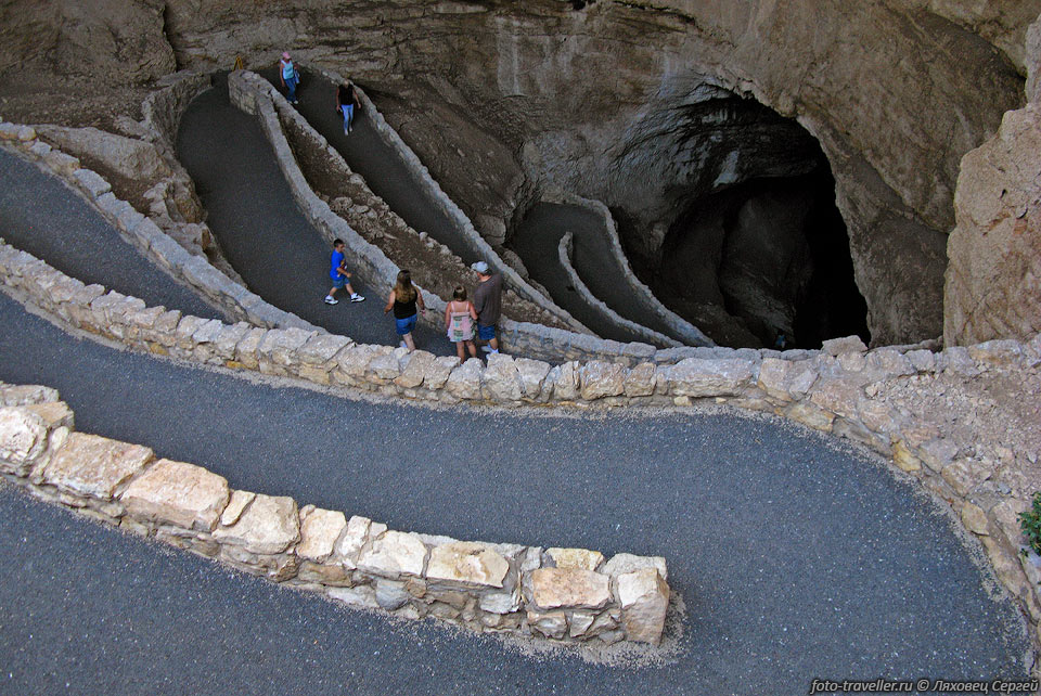 Серпантин дорожки спускается 253 метров к основной части пещеры