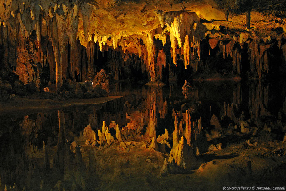 Заложенная в известняках пещера Лурей расположена на востоке 
от Алеганского горного массива, в долине Шенандуа. Холм, в котором расположена 
пещера, находится выше уровня моря на 927 футов. Холм долго был объектом, для 
местных исследователей пещер.