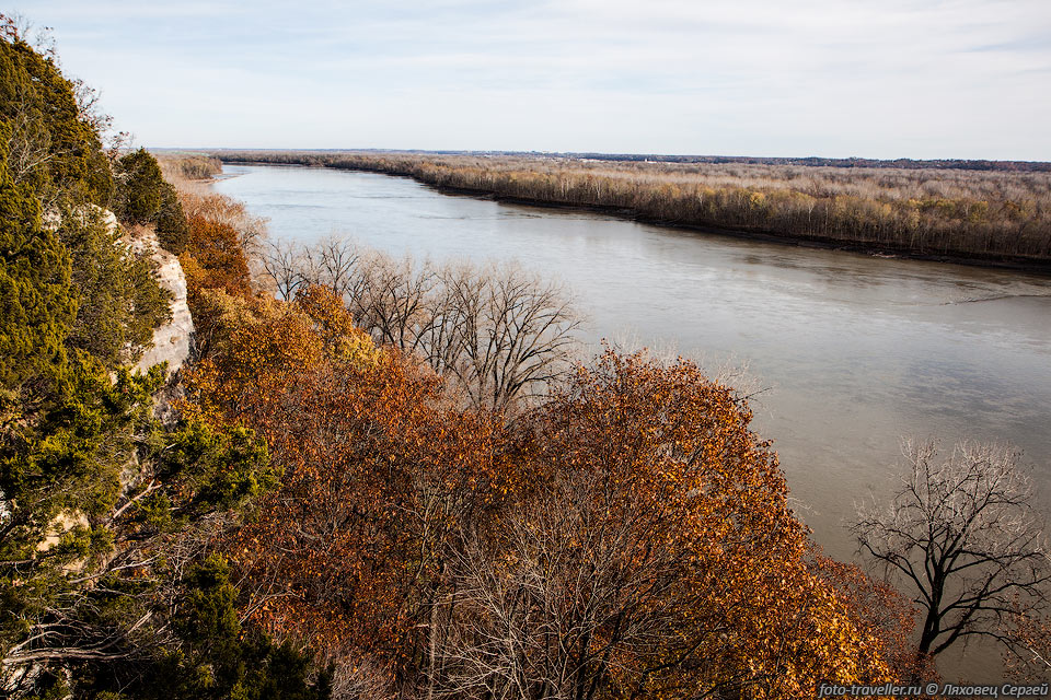Река Миссури имеет длину 3767 км.
Возле Сент-Луиса впадает в Миссисипи.