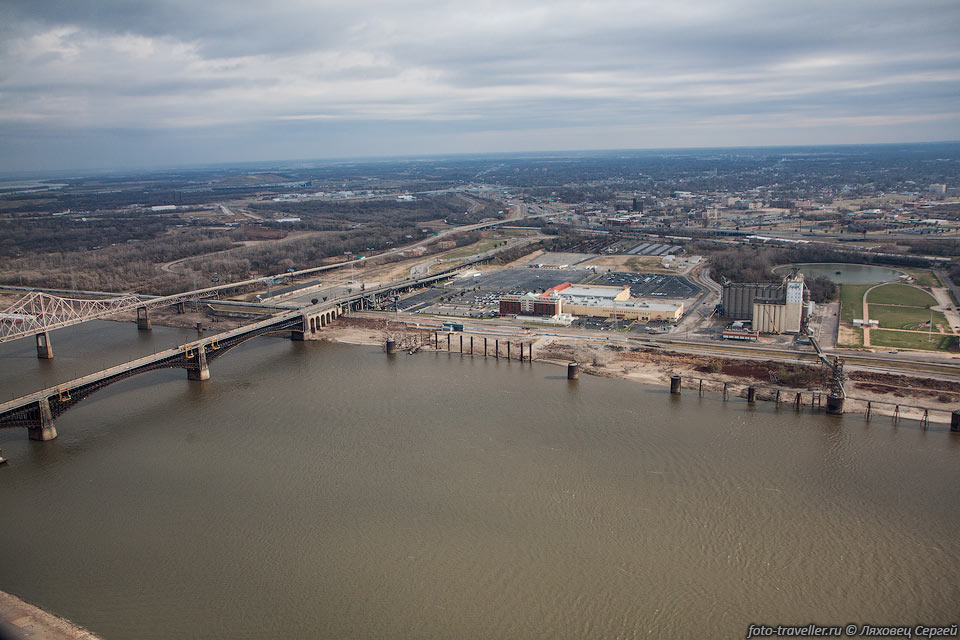 Река Миссиссиппи протекающая через Сент-Луис