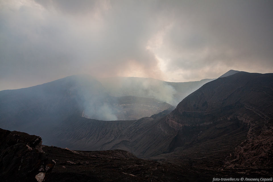 Дымит активный кратер Бенбоу.
Временами слышен гул.