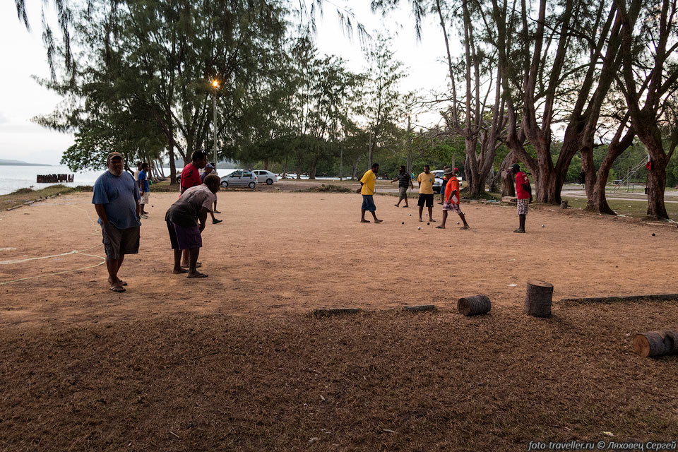 Площадка для игры в пета́нк - бросание металлических шаров или 
за неимением камней.
Довольно популярная игра в Вануату.