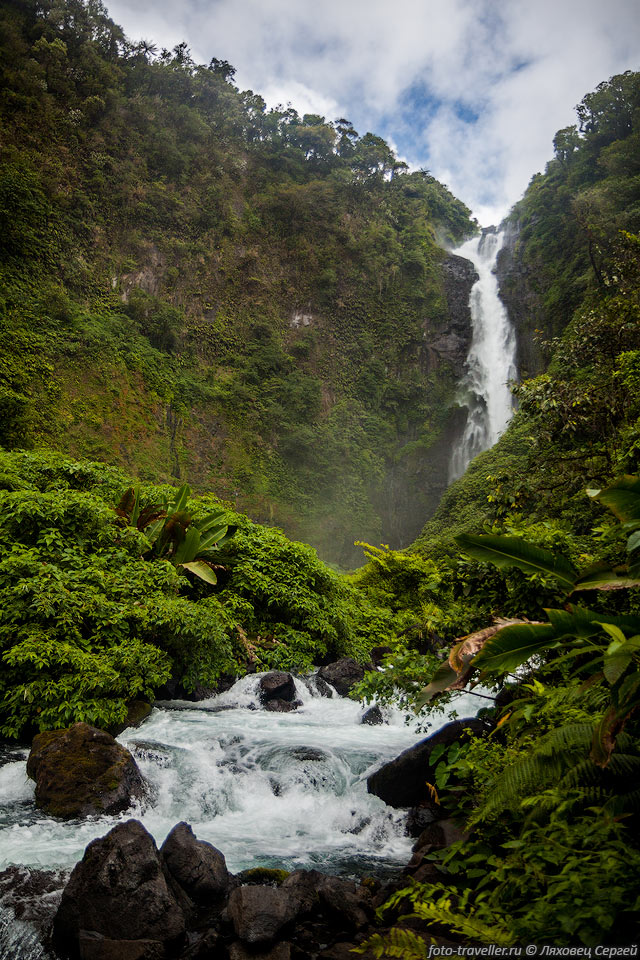 Труднодоступный, красивый водопад Сири (Siri waterfall) высотой 
120 метров