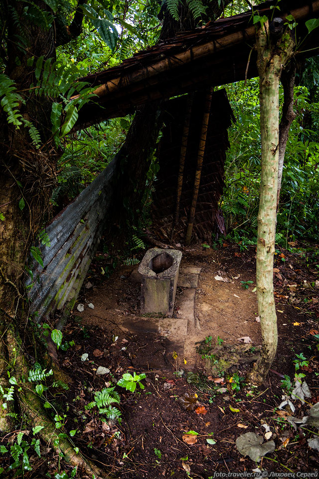 Модный туалет в Last Stop Bungalows (поселок Ambanga, Duviara).
Это стартовая точка для восхождения на вулкан. Машина сюда стоит 5000 вату.
Тут можно за 2000 вату взять гида. Также за посещение нужно заплатить 1000 вату 
с человека.