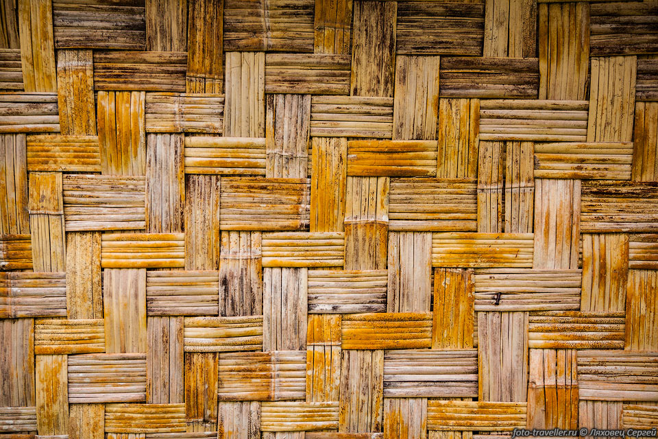 Стена домика сплетена из бамбука