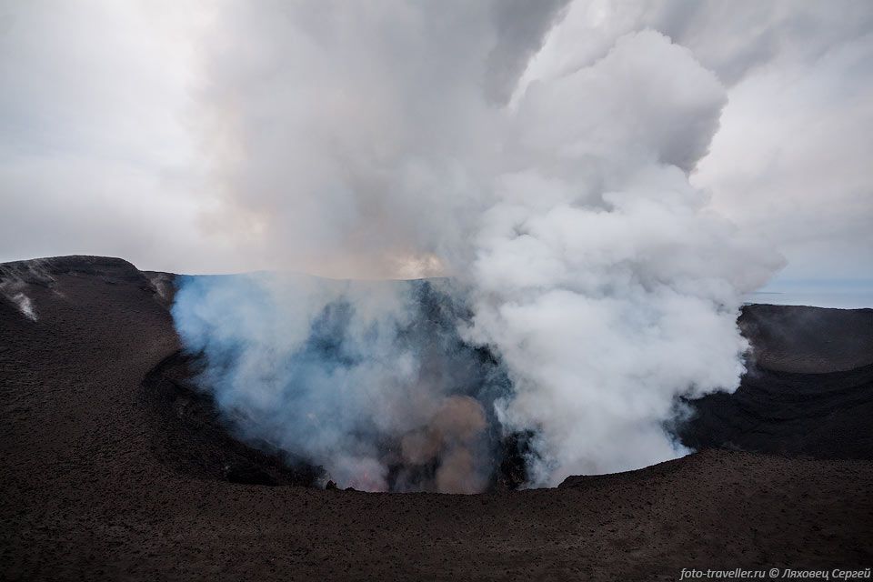 Извержения стратовулкана Ясур относятся к стромболианскому типу, 
лава в основном андезитовая.
Диаметр кратера около 400 м.