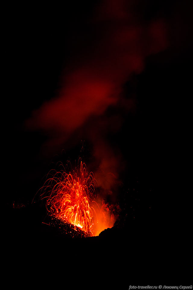 Вулкан Ясур является священным местом для приверженцев движения 
Джона Фрума.