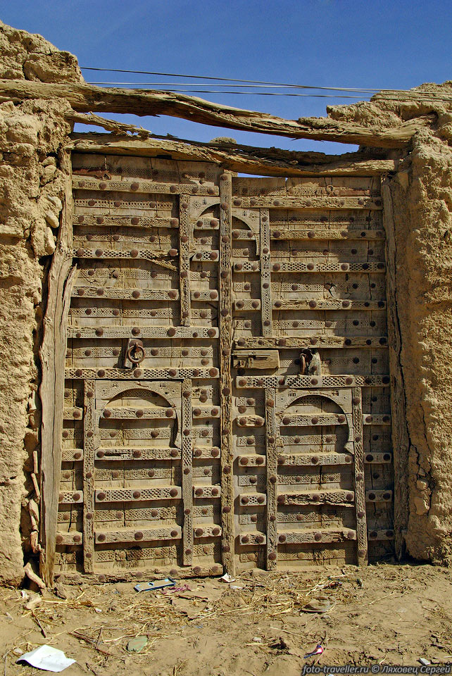 Старые ворота.
Окна, ворота, двери в Йемене - это настоящие произведения искусства.