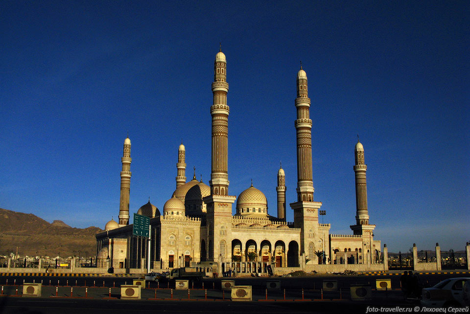 В мечети Али Абдаллы Салеха 6 минаретов, каждый высотой 100 метров.
Самый больший купол имеет диаметр 28 метров и высоту 22 метра.