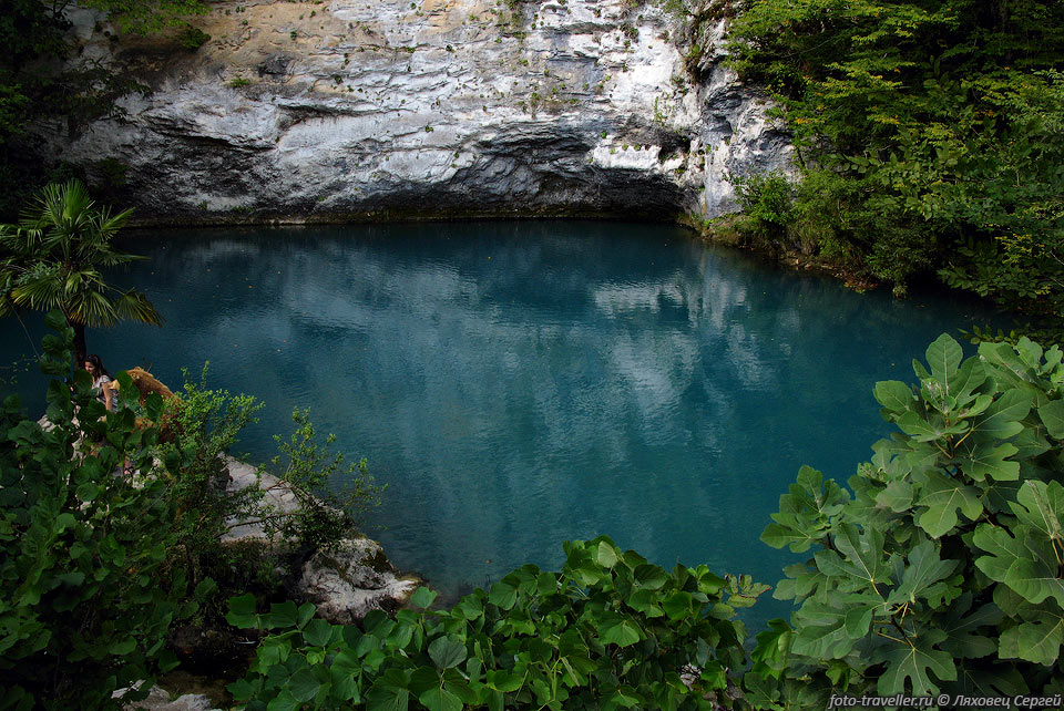 Источник Голубое озеро находится на 16 километре дороги на озеро 
Рица.
Цвет воды действительно голубоватый.