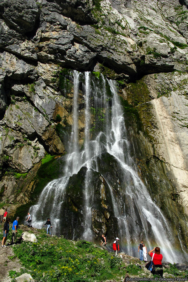 Гегский водопад вытекает из пещеры
