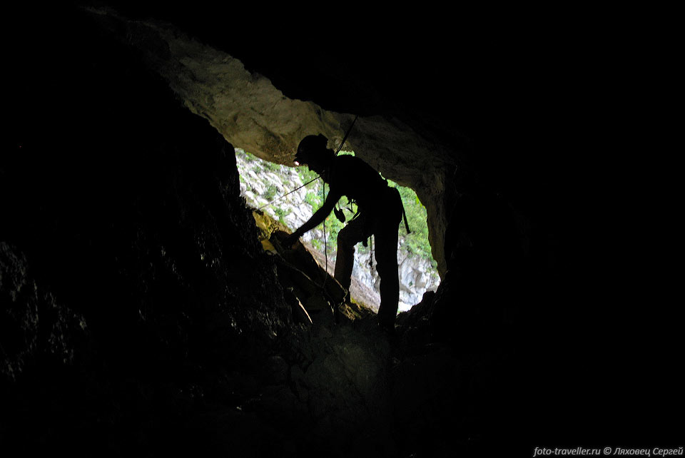 Вход в пещеру Гегский водопад