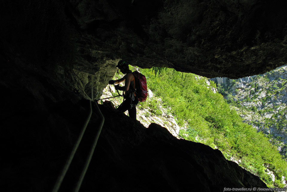 Полочка возле пещеры