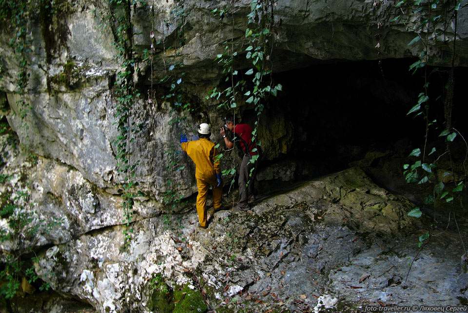 К входу в пещеру Гегская нужно лезть по крутому руслу реки вверх 
от дороги