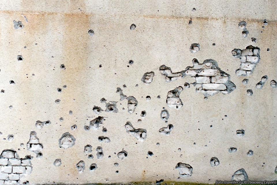 Последствия войны.
Стена столовой в Сухумском аэропорту. 