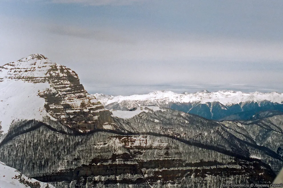 На переднем плане гора Турецкая Шапка
