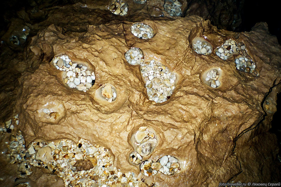 Камень в ямках на дне одного из колодцев в пещере Божко