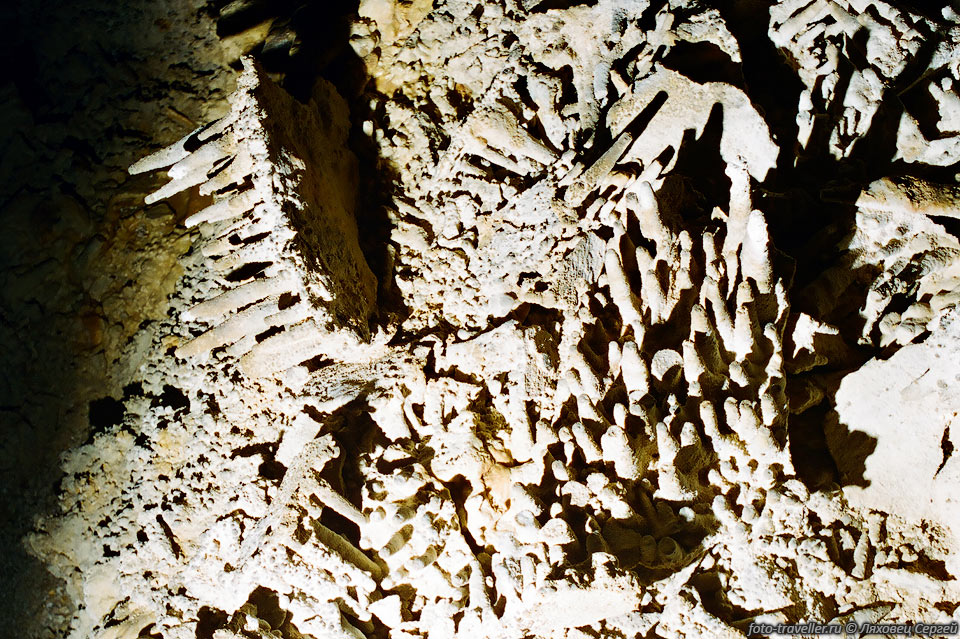 Обломки потолка в пещере Божко