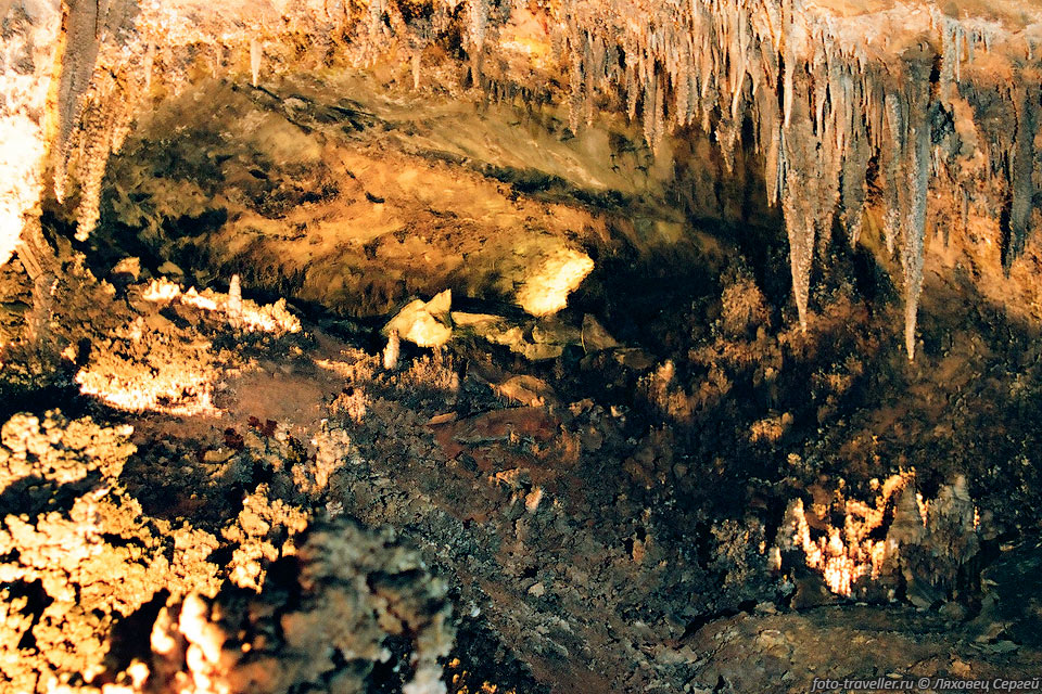 Галерея с хрустящими стенками. 
Долина Сказок, пещера Божко.