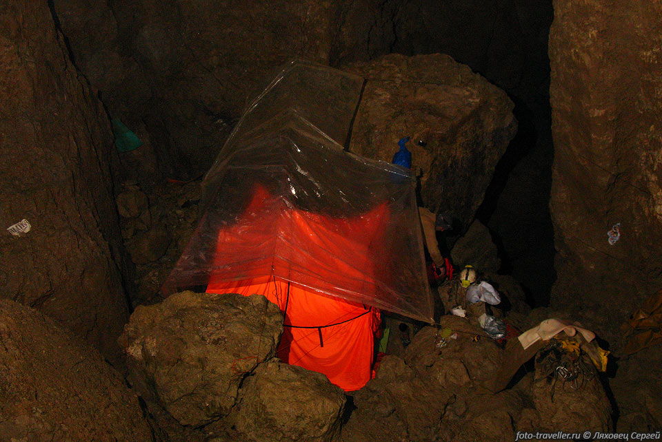 Нижняя палатка в ПБЛ -700 м.
На этой глубине заканчивается вертикальная часть пещеры.